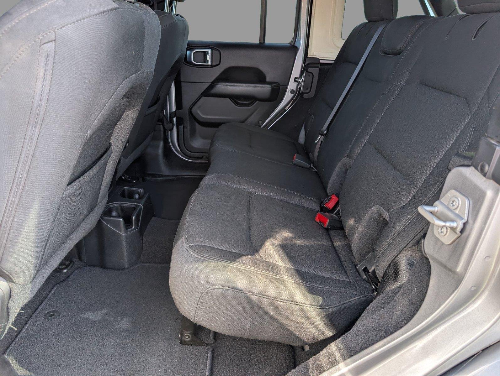 Used 2020 Billet Silver Metallic Clearcoat Jeep Sahara image 35