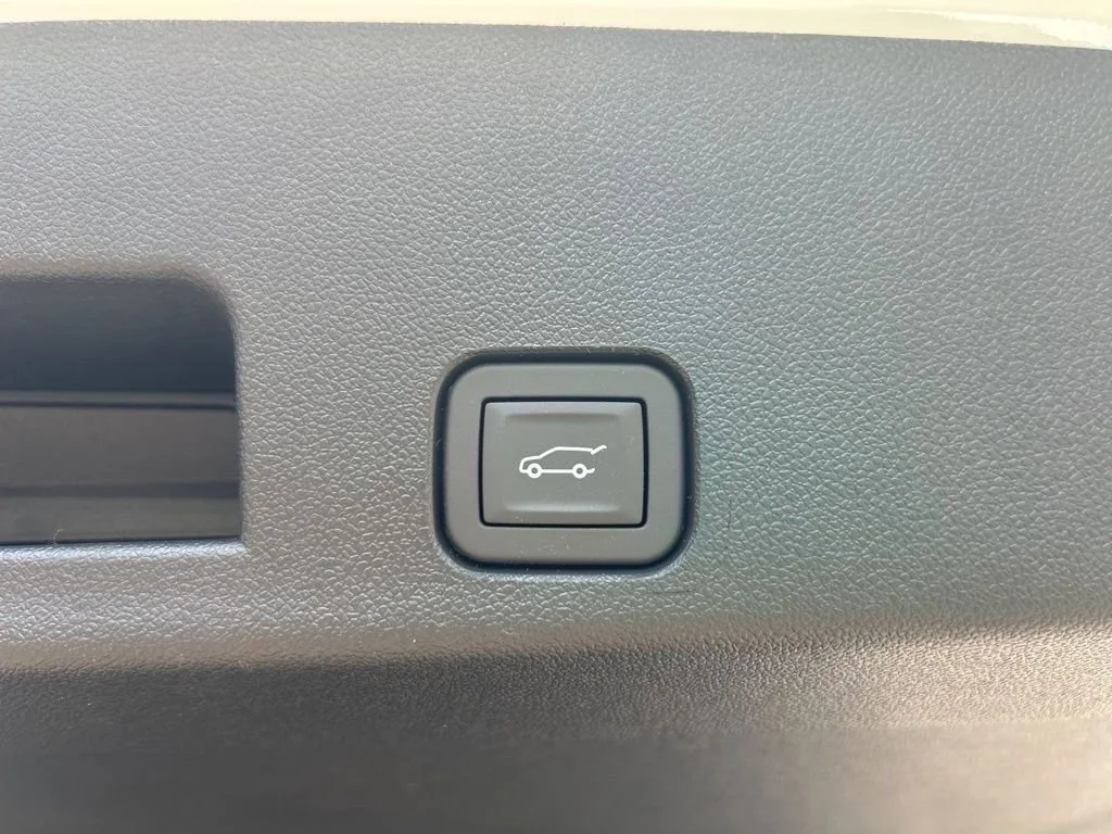New 2026 Summit White GMC Elevation image 29
