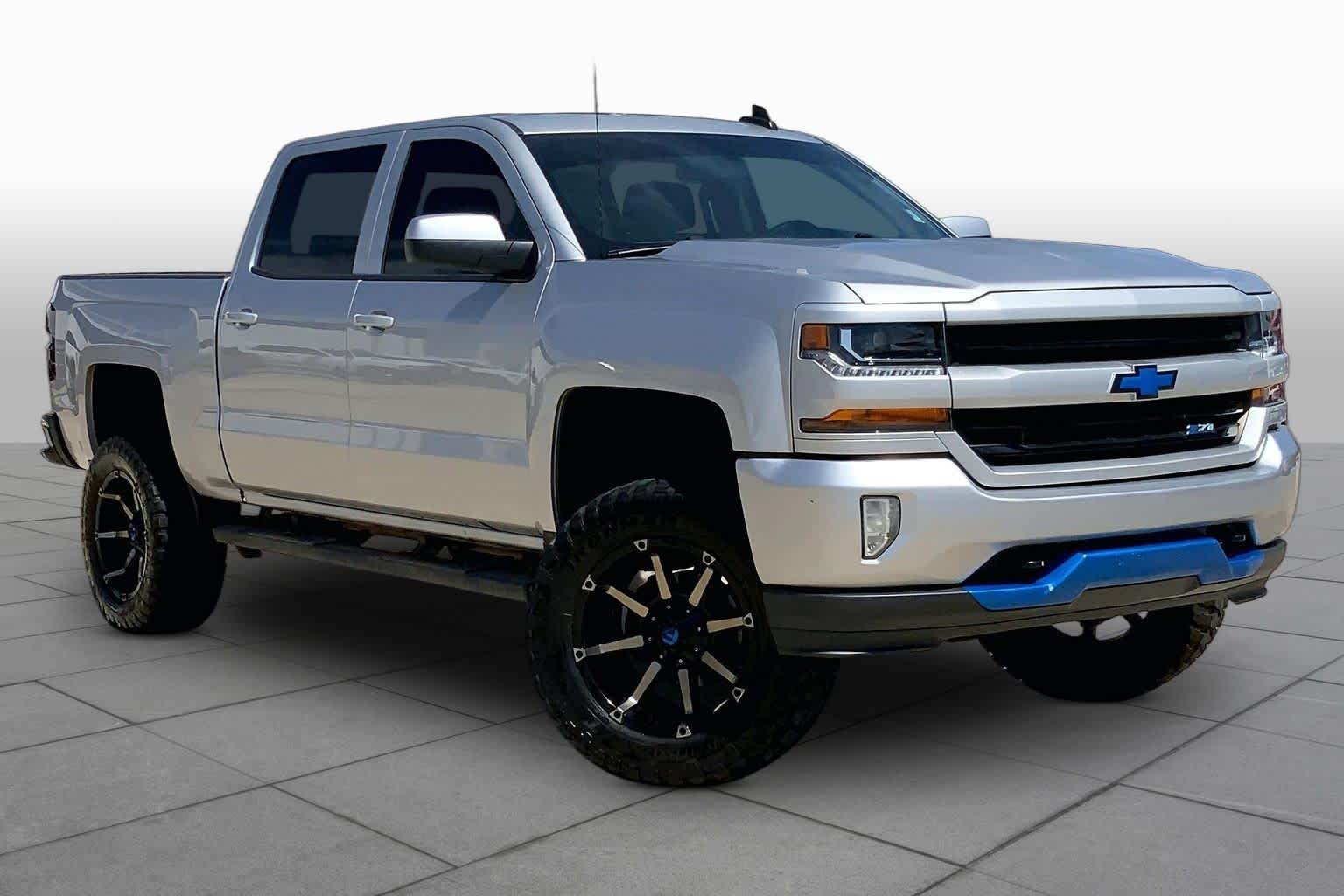 Used 2018 Silver Ice Metallic Chevrolet LT image 3