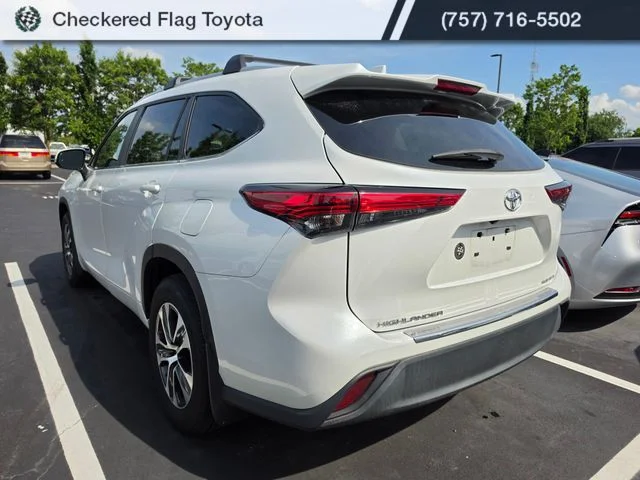 Used 2023 Wind Chill Pearl Toyota XLE image 4