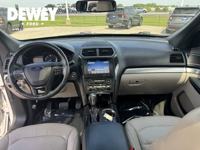 Used 2018 White Platinum Clearcoat Metallic Ford XLT image 28