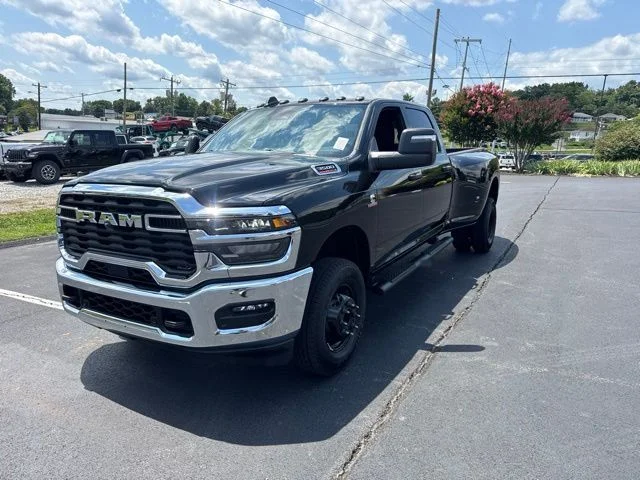 New 2026 Diamond Black Crystal Pearl-Coat Exterior Paint RAM Tradesman image 3