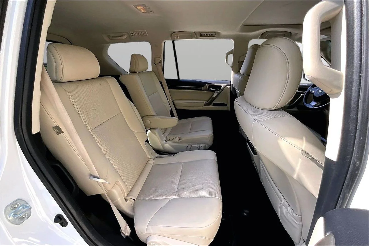Used 2020  Lexus 460 image 25