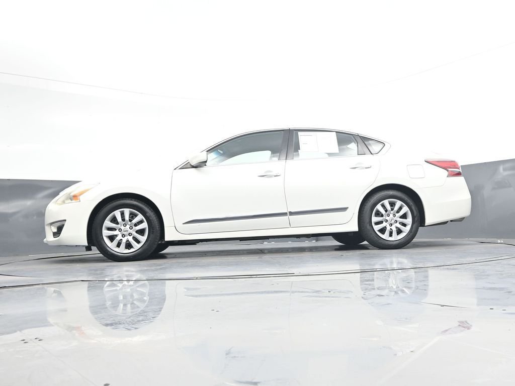 Used 2014 White Nissan 2.5 S image 35
