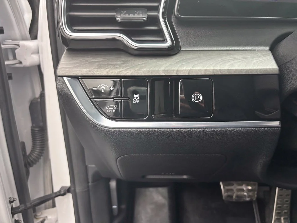 Used 2023 White Kia X-Pro Prestige image 31