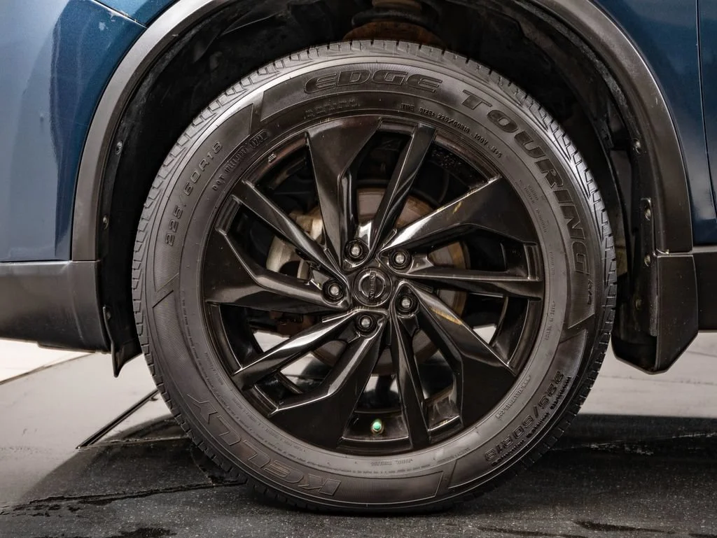 Used 2015 Arctic Blue Metallic Nissan SL image 13