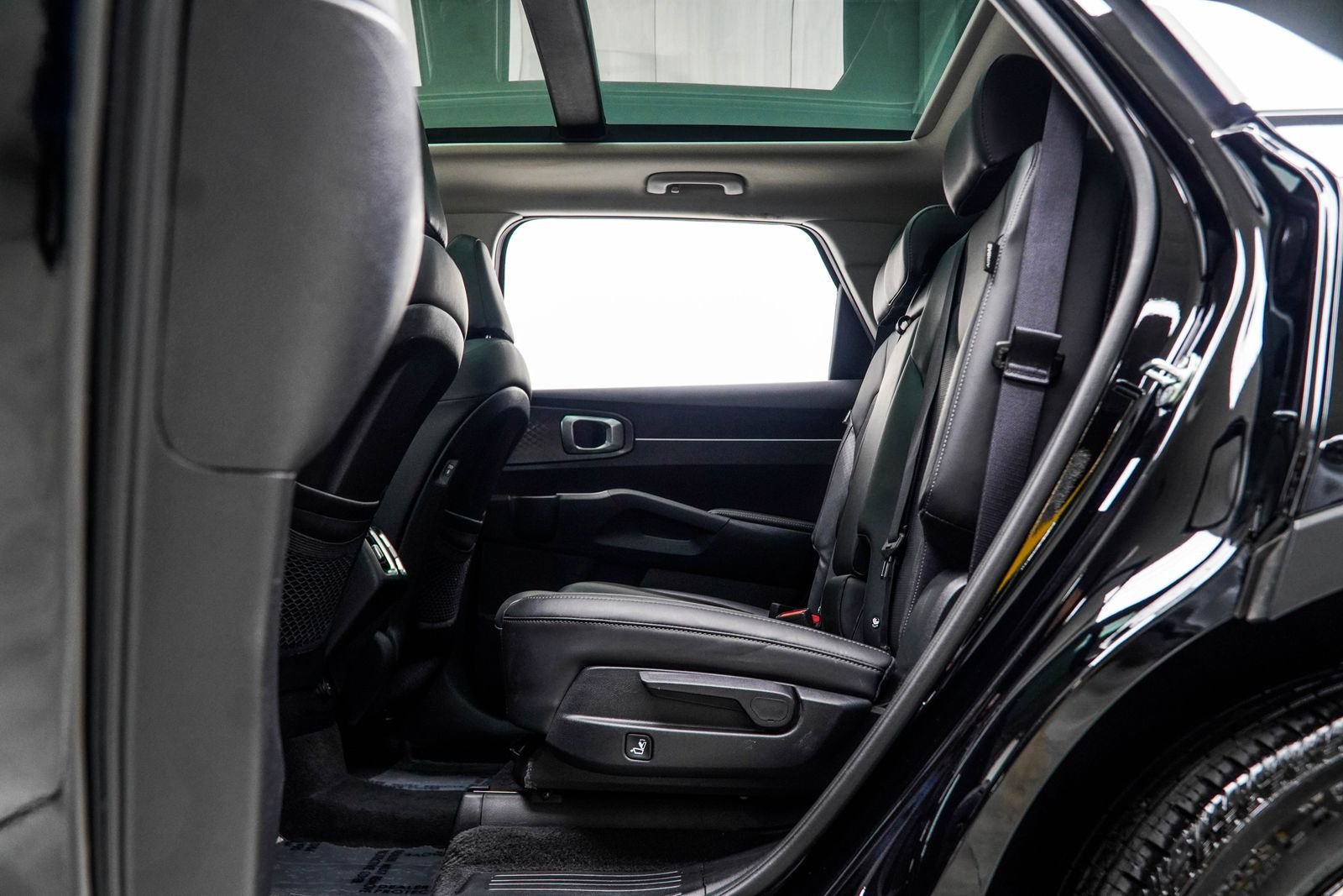 Used 2025 Black Kia S image 39
