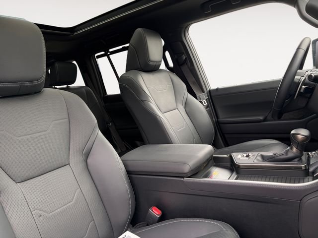 Used 2025  Lexus 550 Luxury+ image 12