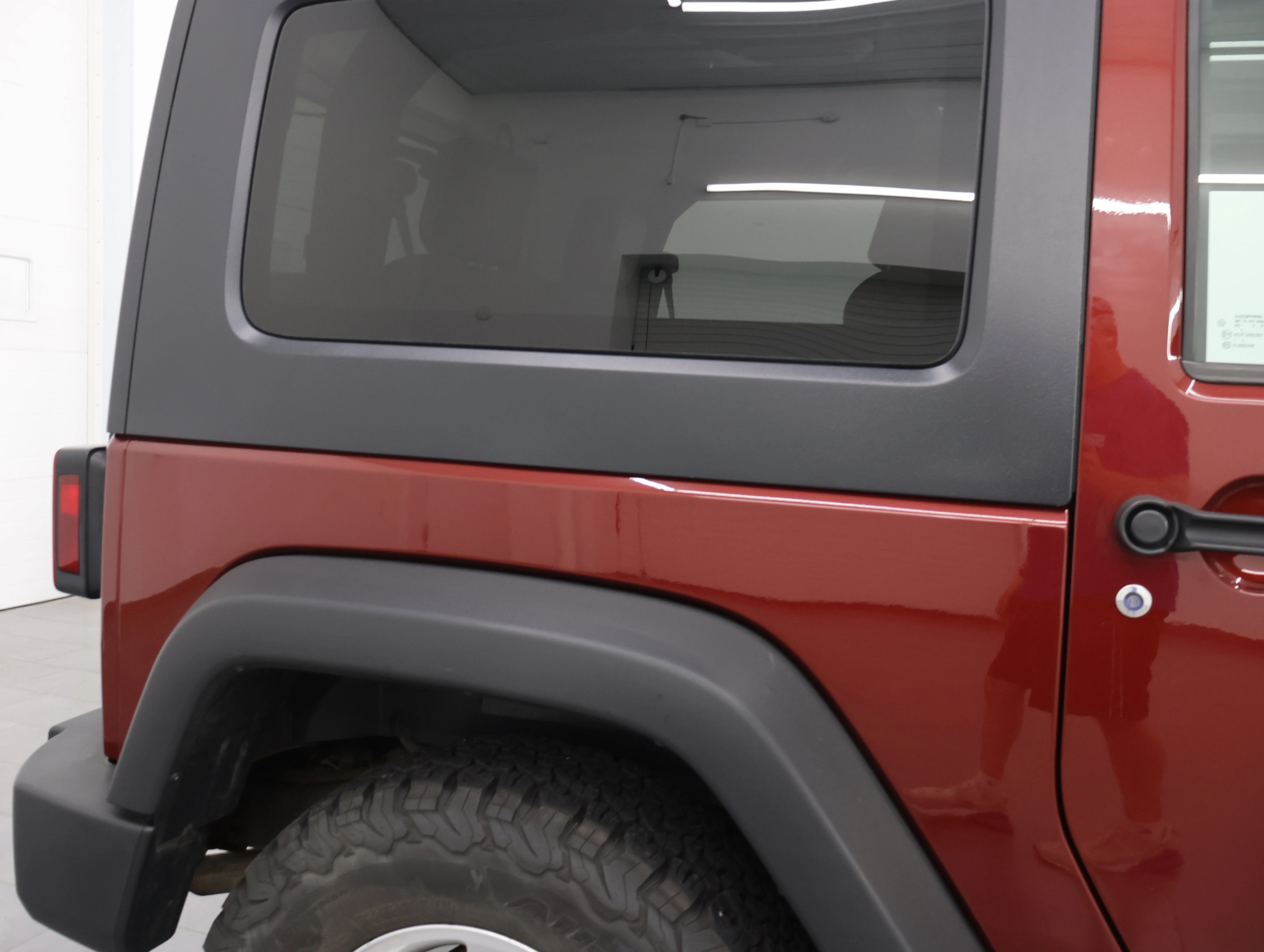Used 2009 Red Rock Crystal Pearl Jeep X image 21