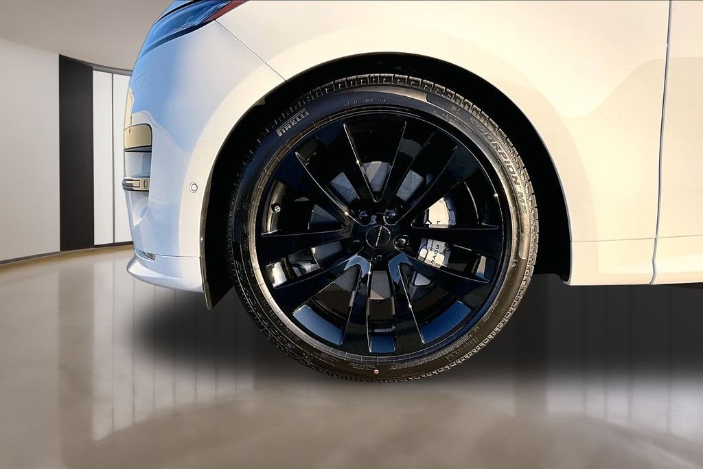 New 2026 FUJI WHITE Land Rover Dynamic SE image 13