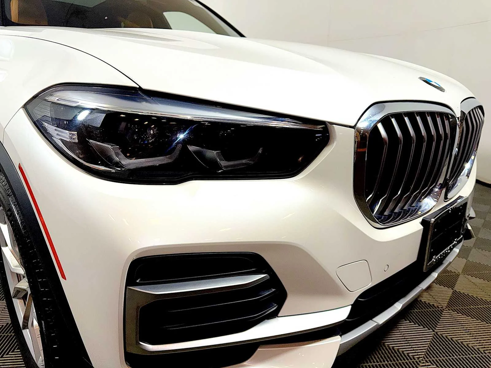 Certified Used 2023 Mineral White Metallic BMW xDrive40i image 25