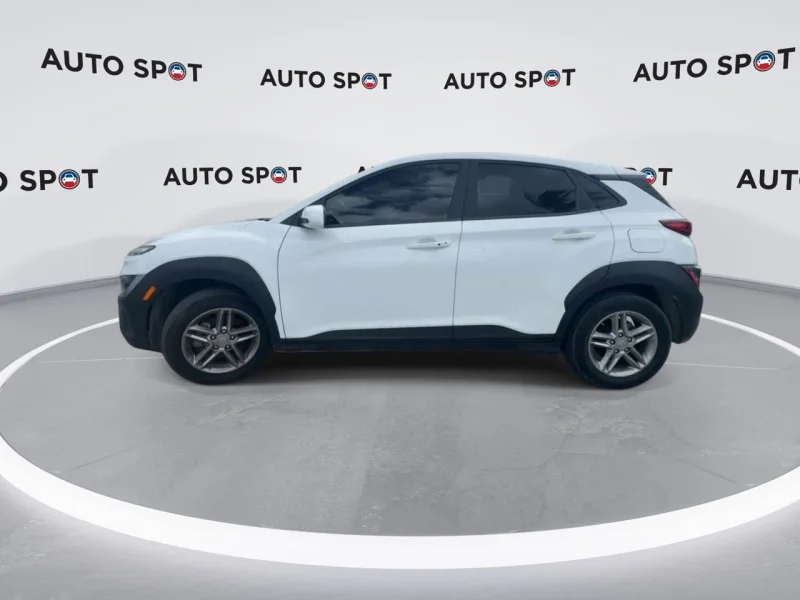 Used 2022 White Hyundai SE image 5