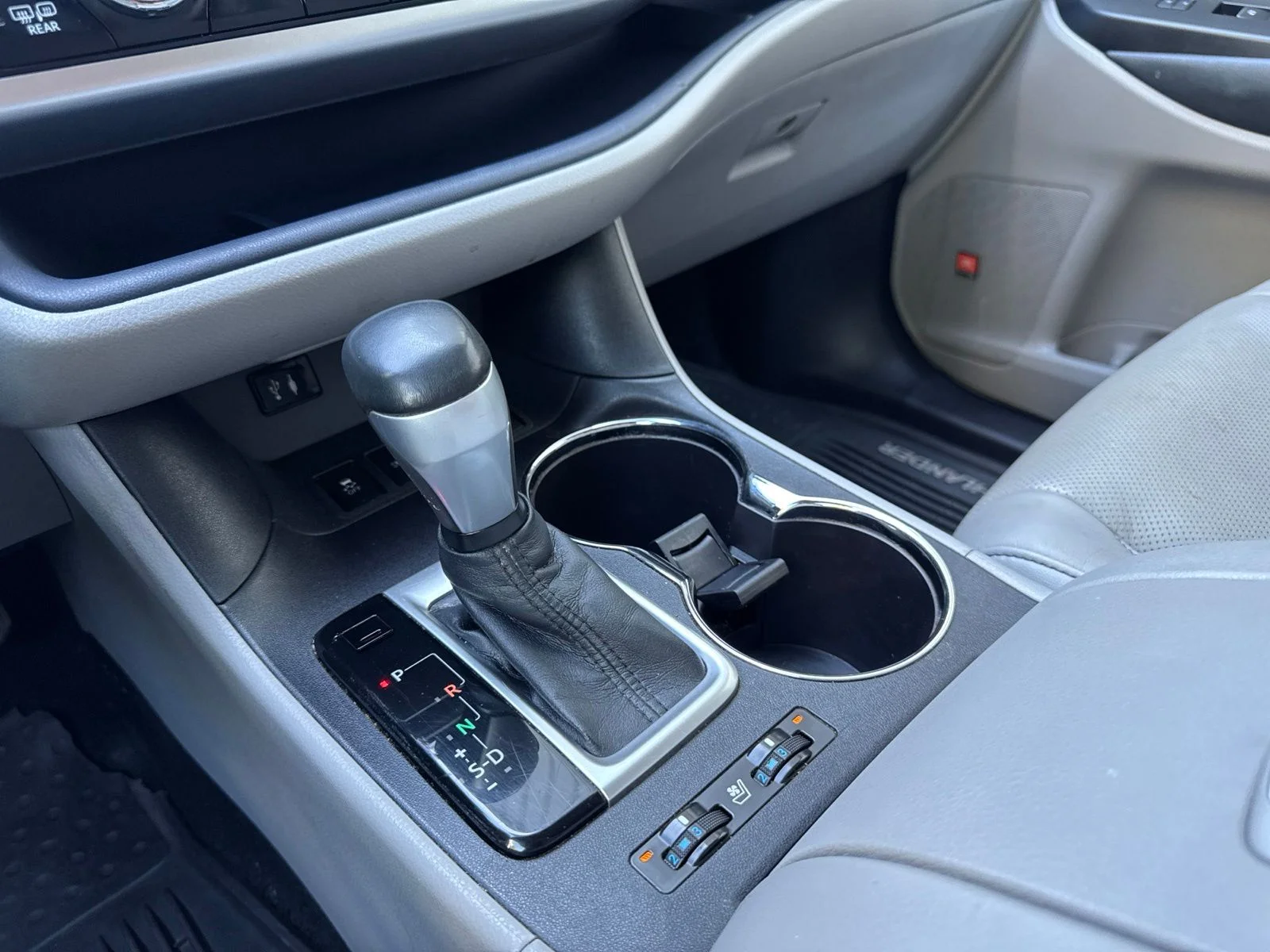 Used 2015 Blizzard Pearl Toyota Limited image 36