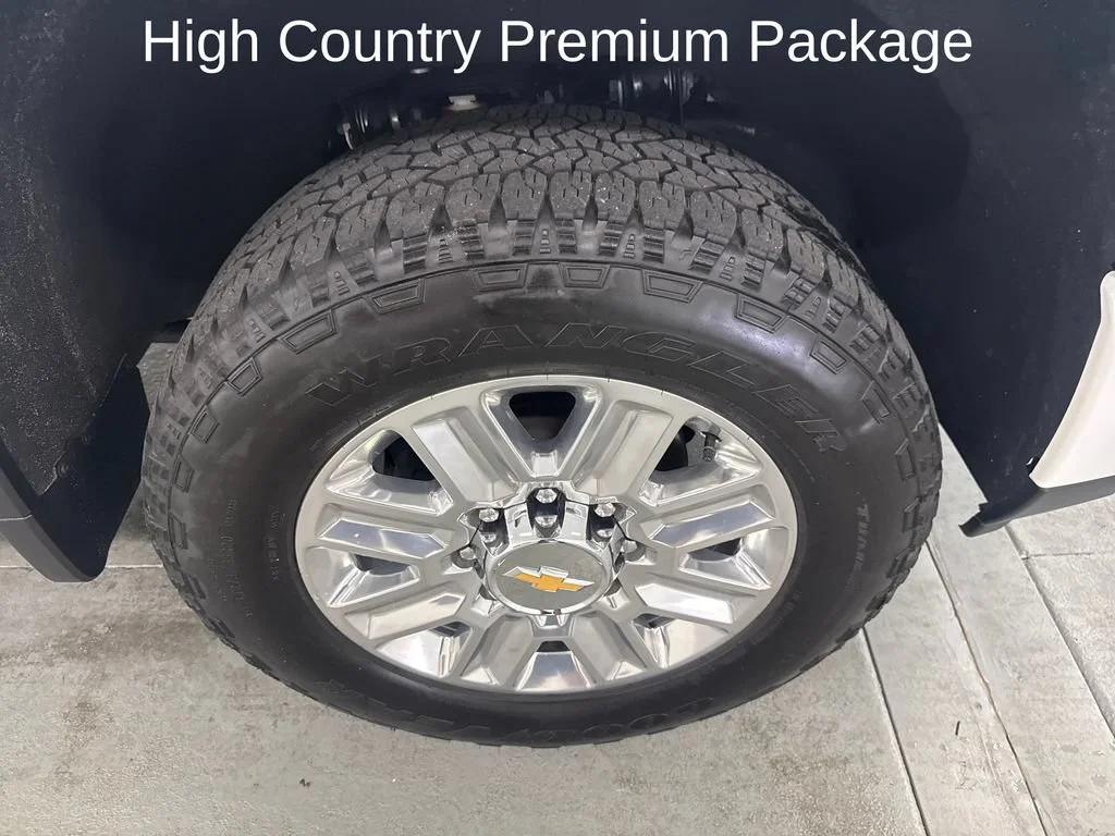 Used 2025 Iridescent Pearl Tricoat Chevrolet High Country image 4