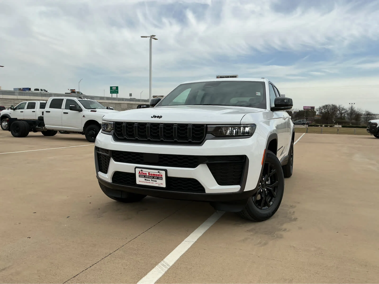 New 2026 Bright White Clear-Coat Exterior Paint Jeep Laredo Altitude image 2