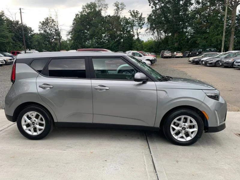 Used 2023 Gray Kia LX Wagon 4D image 21
