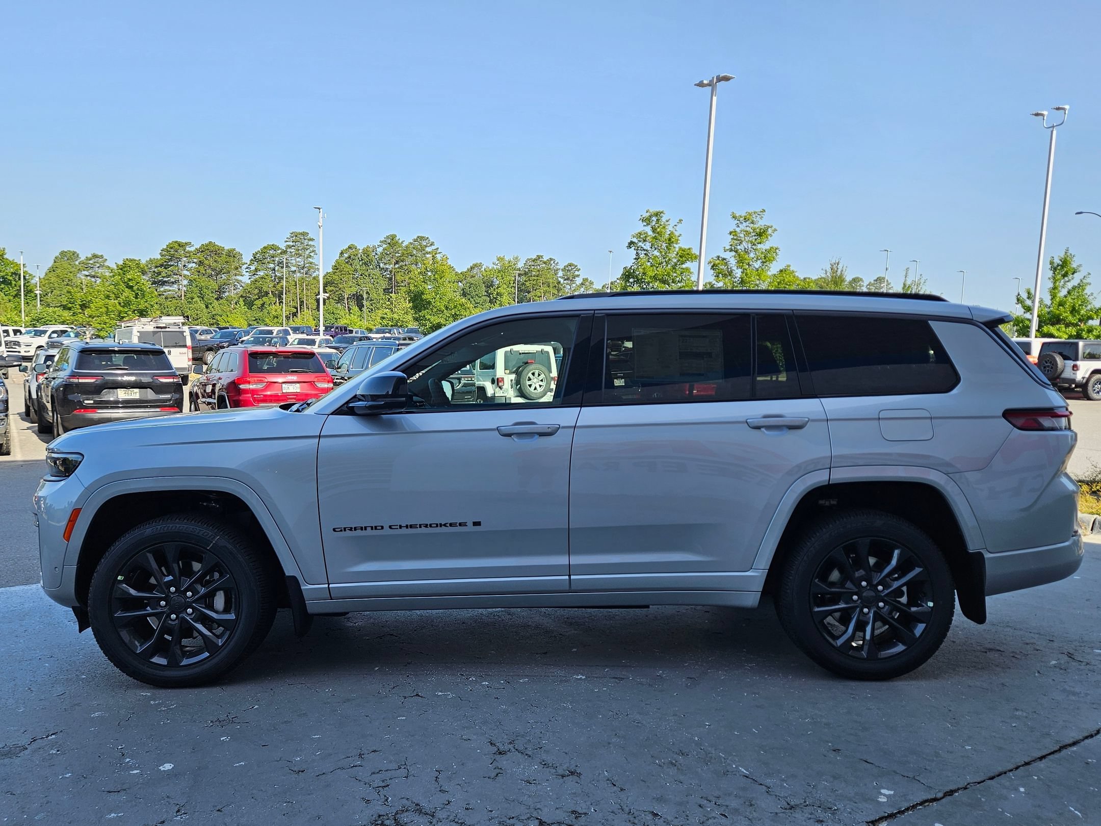 New 2026 Silver Zynith Exterior Paint Jeep Limited Reserve image 4