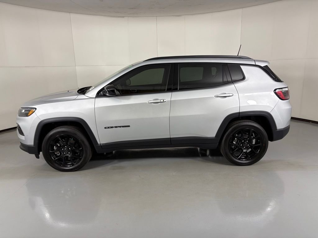 New 2026 Silver Zynith Metallic Clearcoat Jeep Latitude image 5