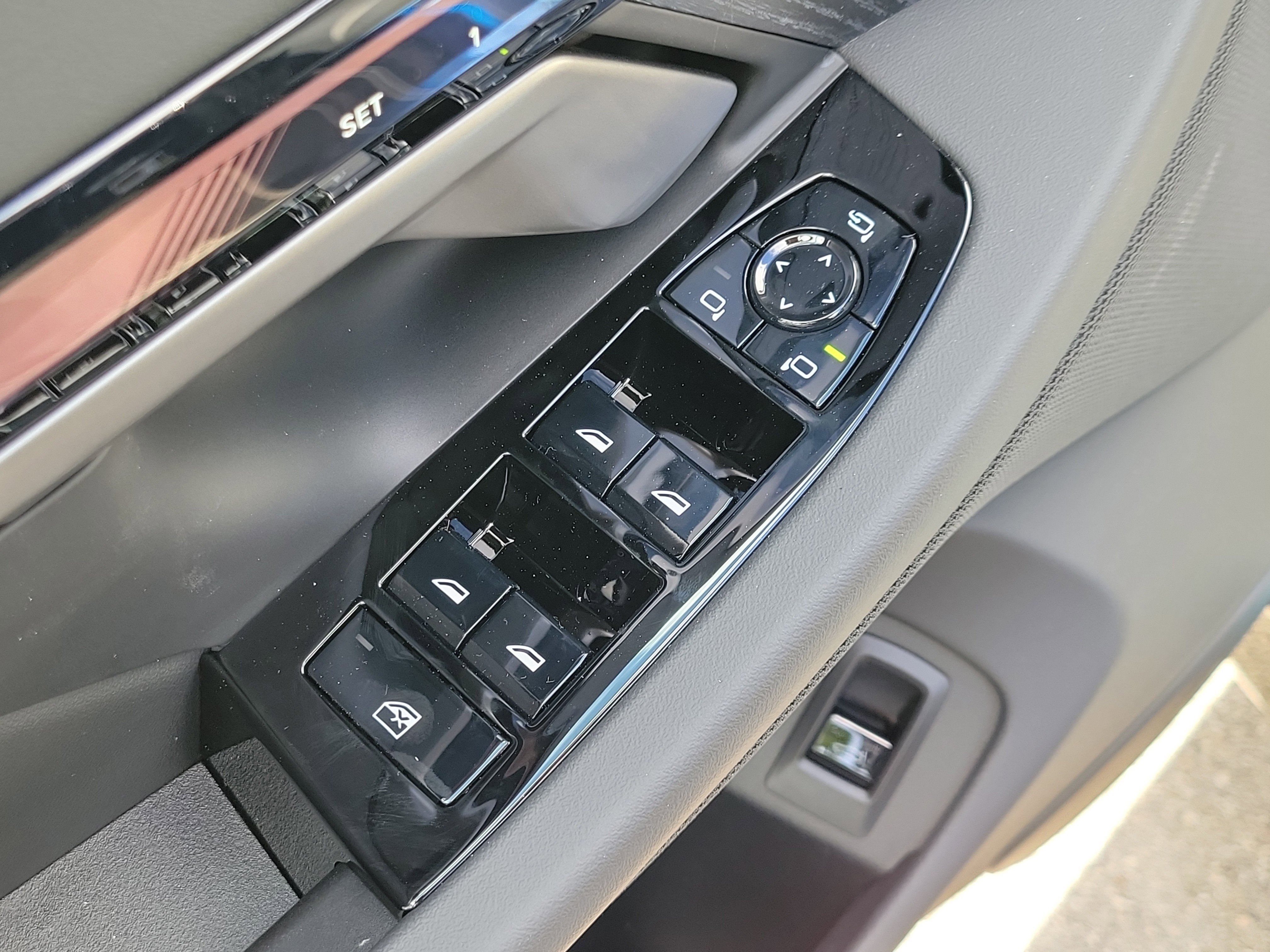 New 2027 Tanzanite Blue II Metallic BMW 550e xDrive image 19