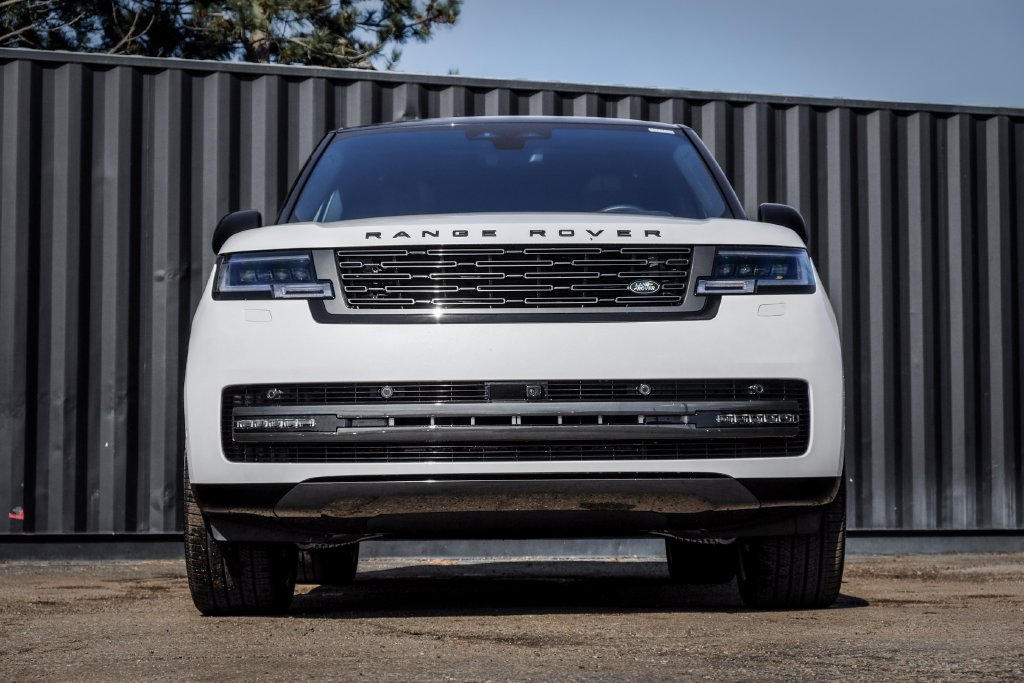 New 2026 Ostuni Pearl White Land Rover SE image 5