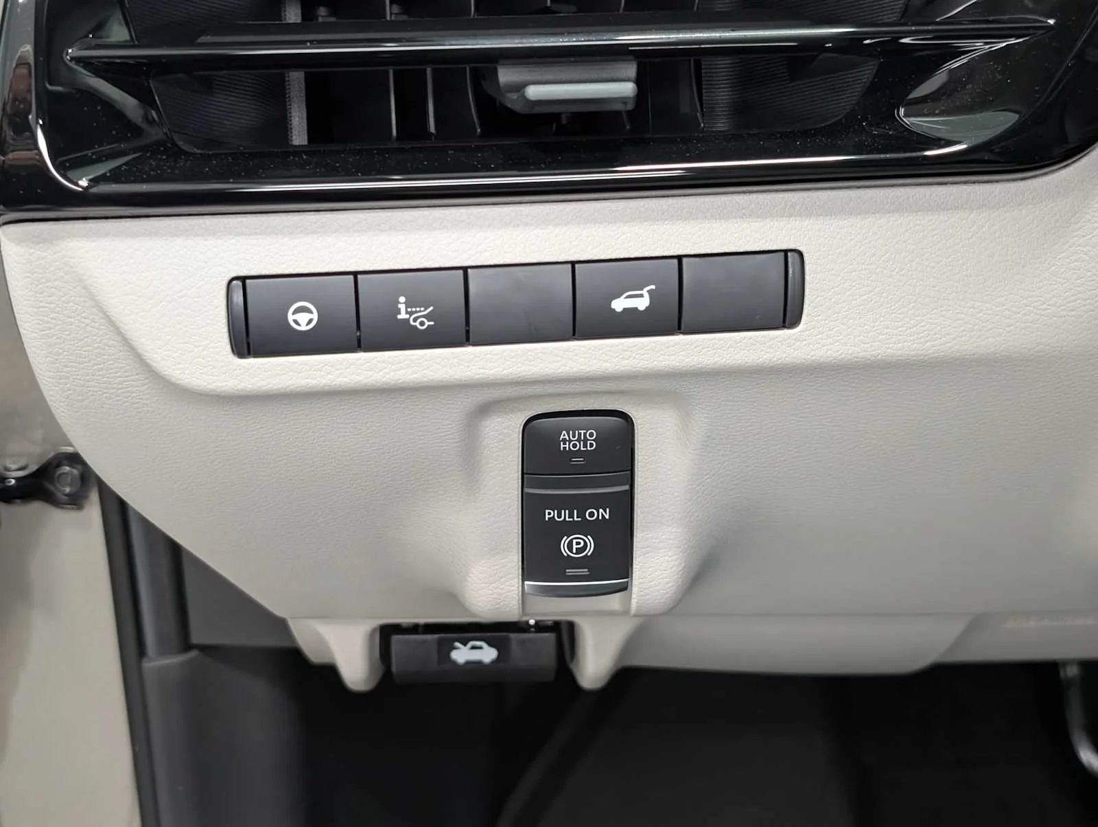 Used 2026 Champagne Silver Metallic Nissan Platinum image 38