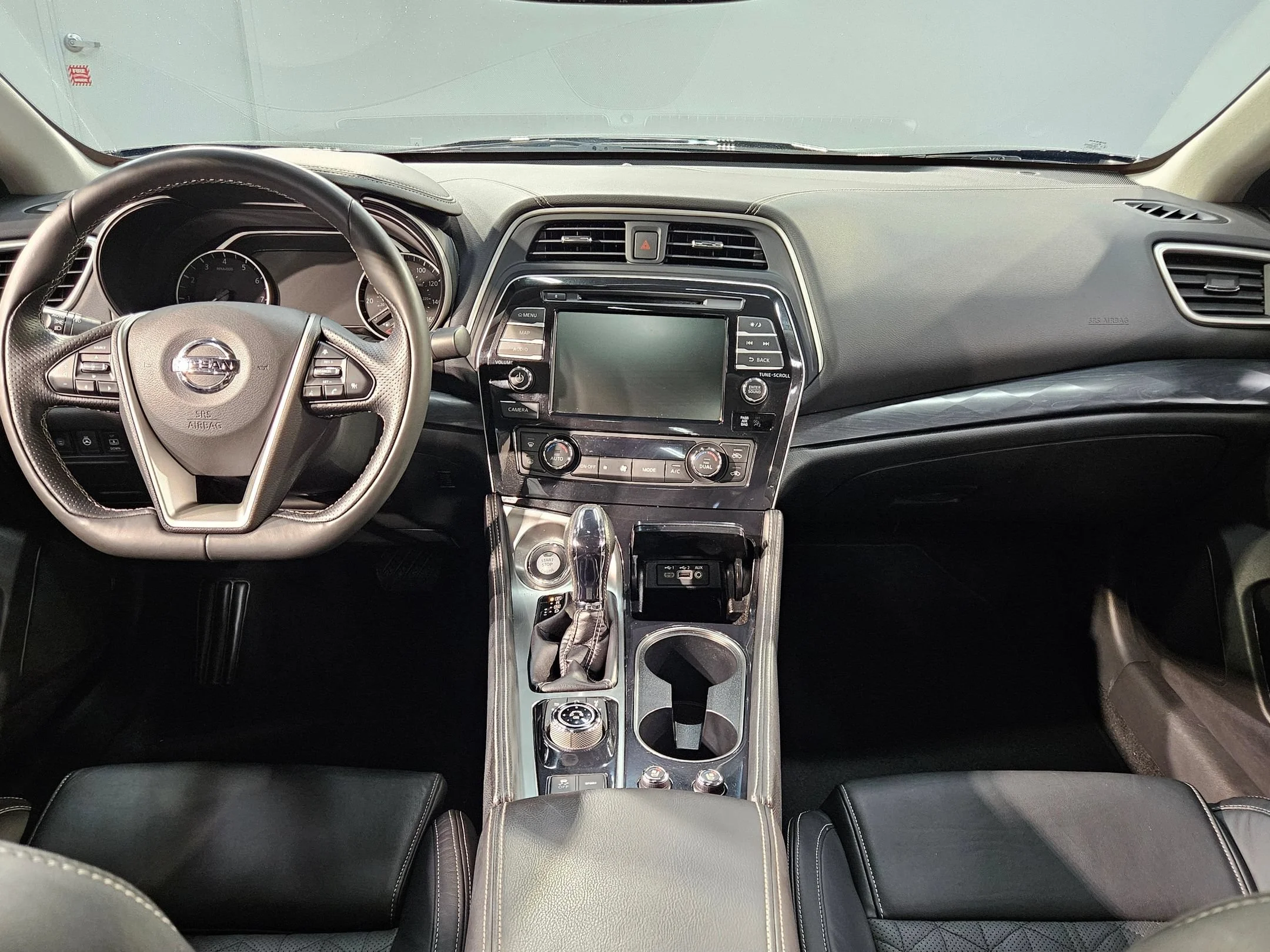 Used 2020 Super Black Nissan Platinum image 10
