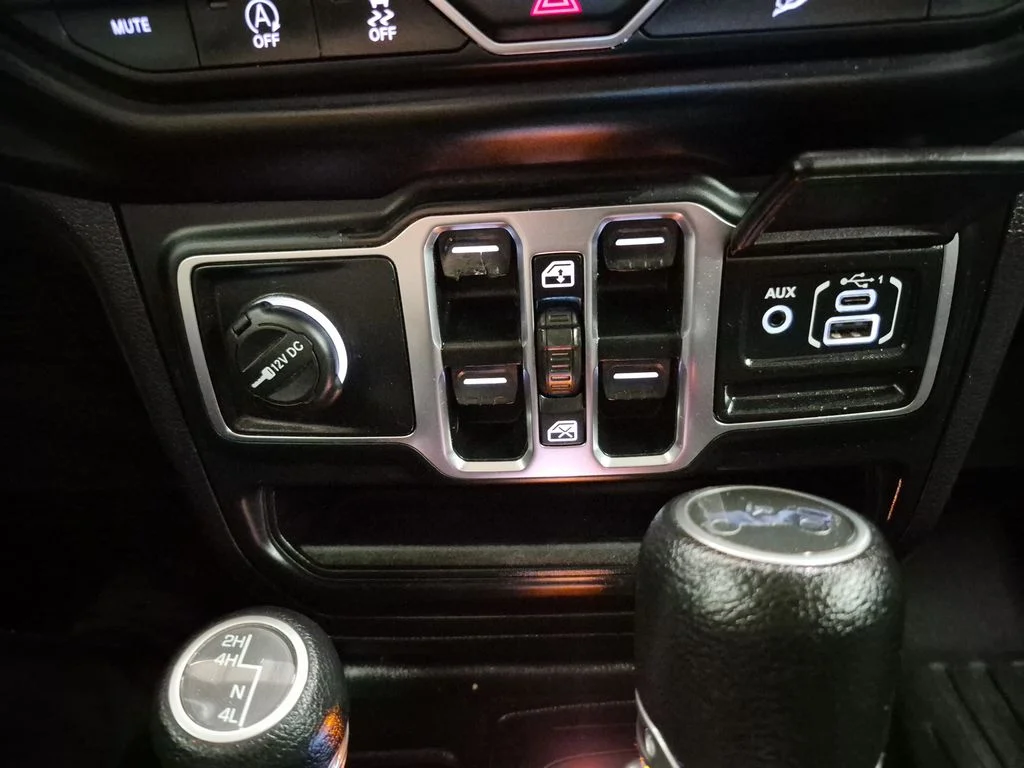 Used 2019 Bright White Clearcoat Jeep Unlimited Sahara image 32