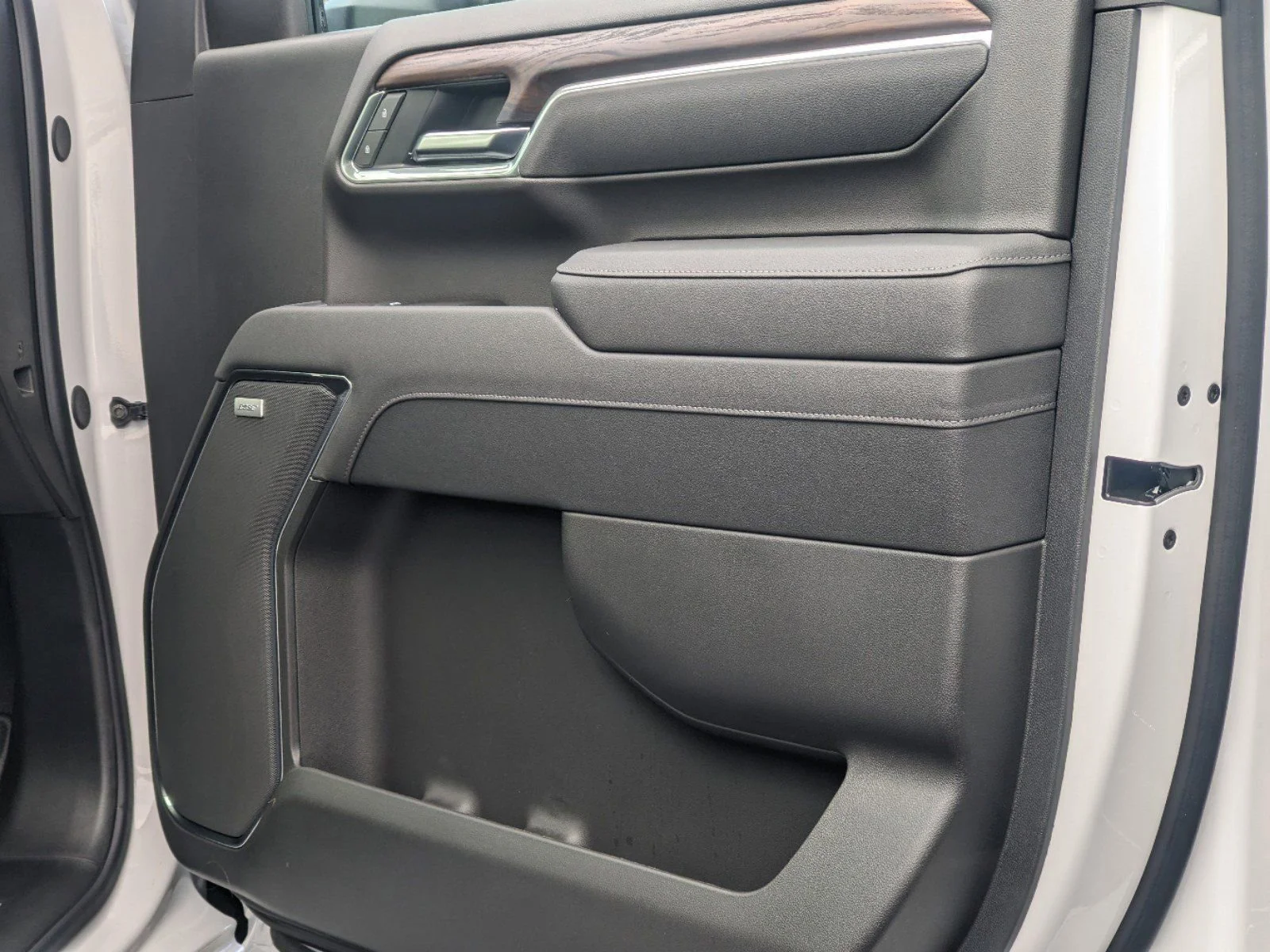 New 2025 White Frost Tricoat GMC SLT image 13