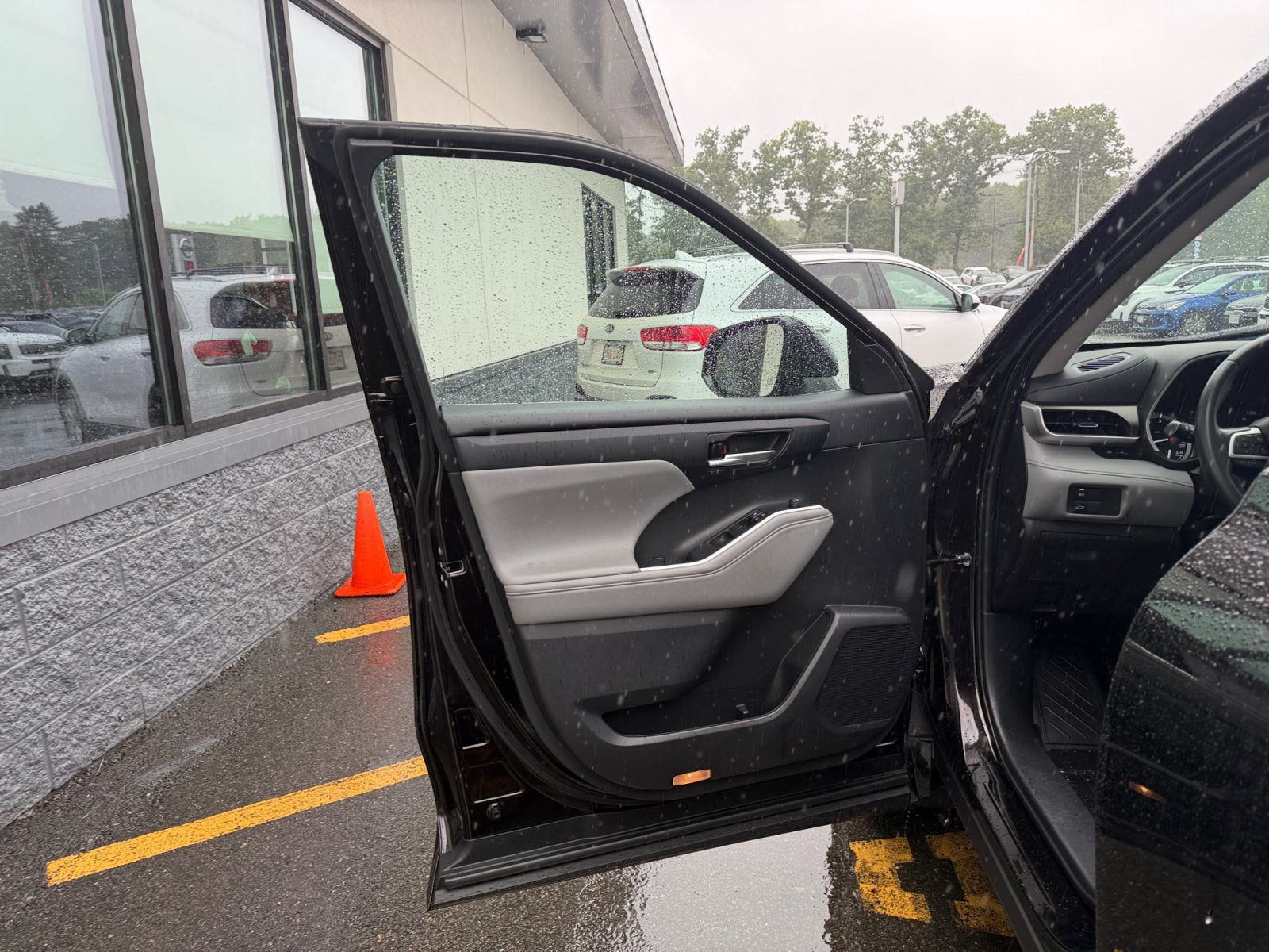 Used 2022 Amber Toyota XLE image 28