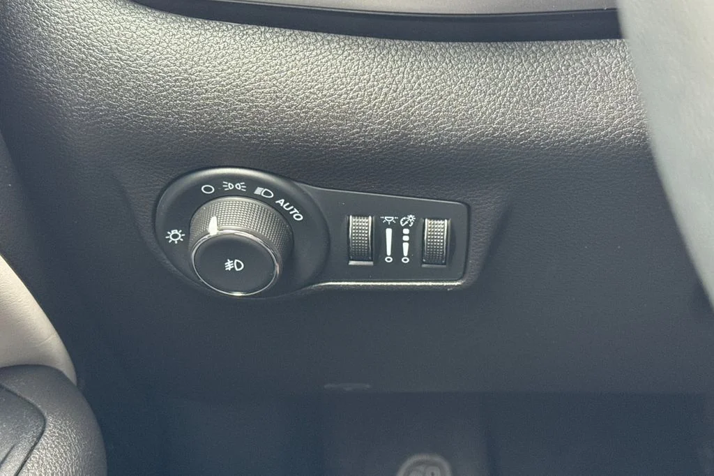Used 2025 Silver Jeep Limited image 33