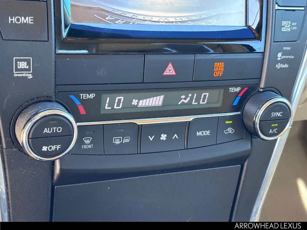 Used 2015  Toyota XLE image 28