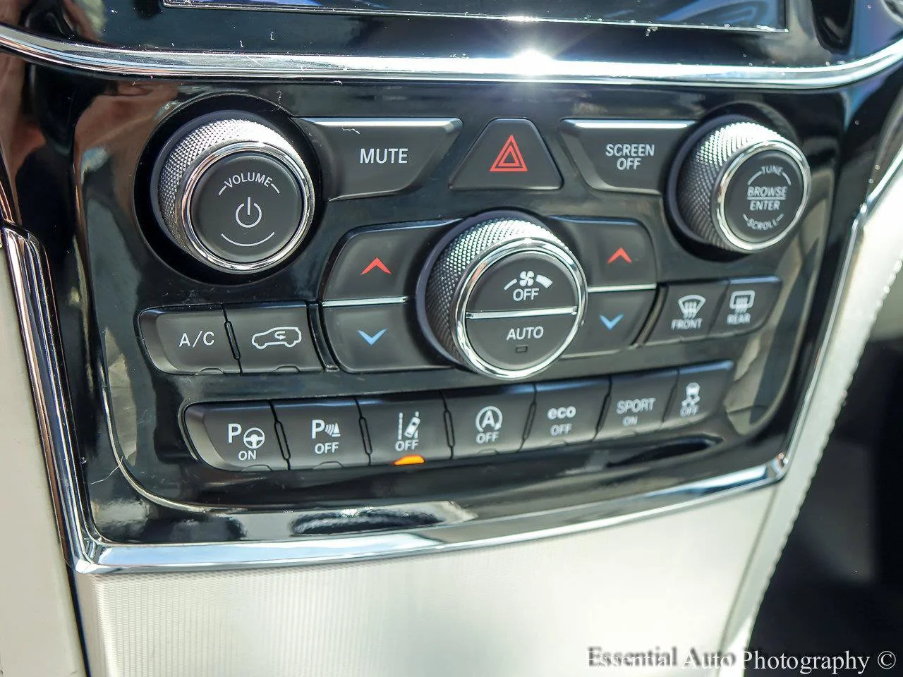 Used 2020 Diamond Black Crystal Pearlcoat Jeep Summit image 16
