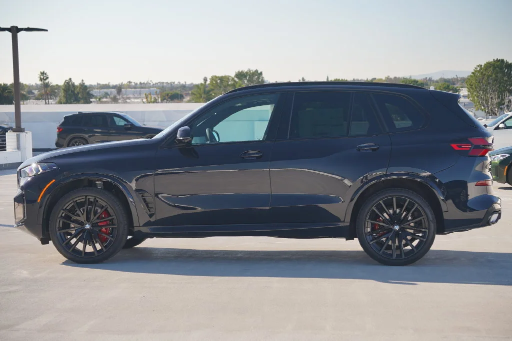Used 2026 Black BMW sDrive40i image 4