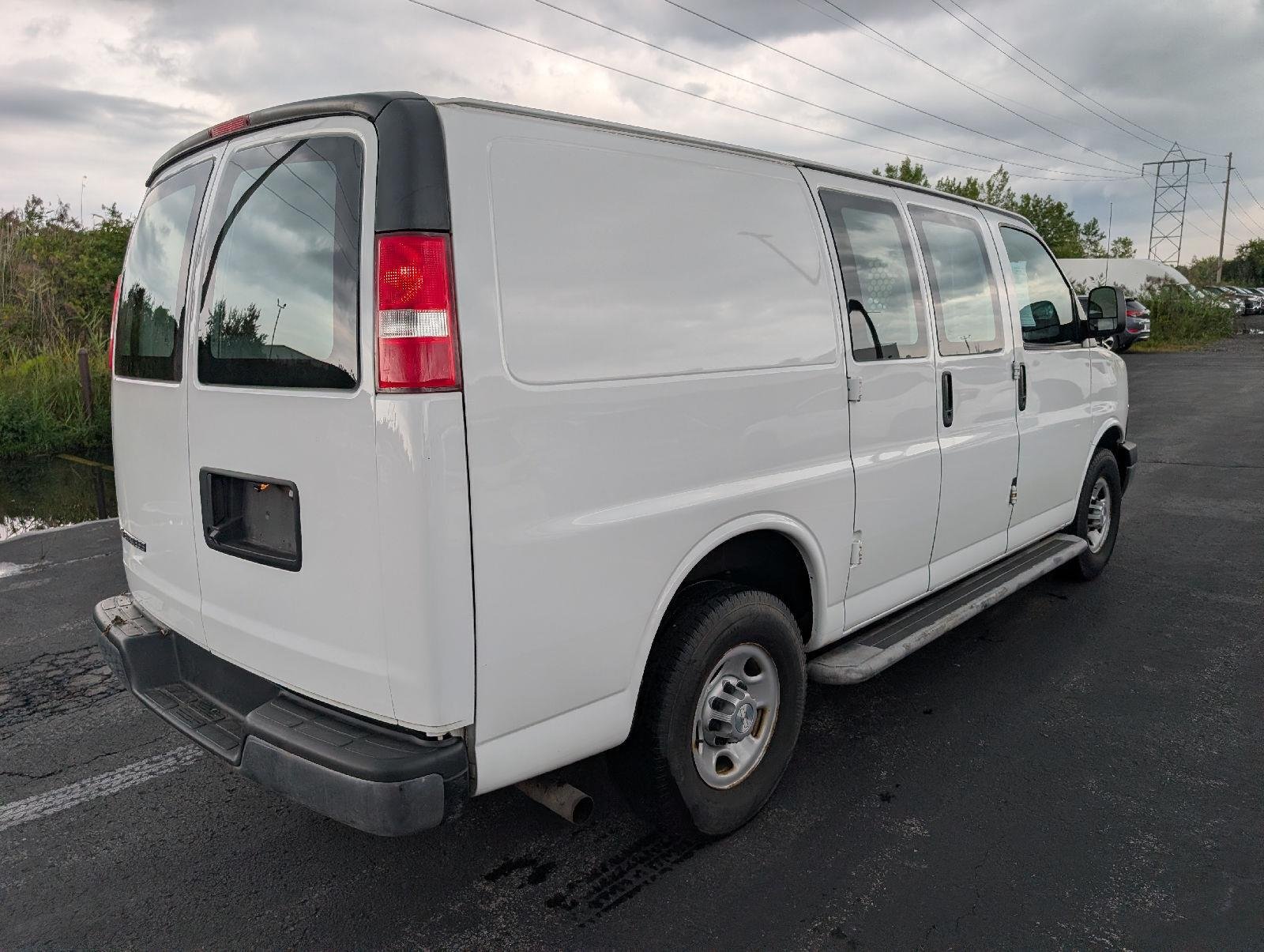Used 2018 Summit White Chevrolet  image 7