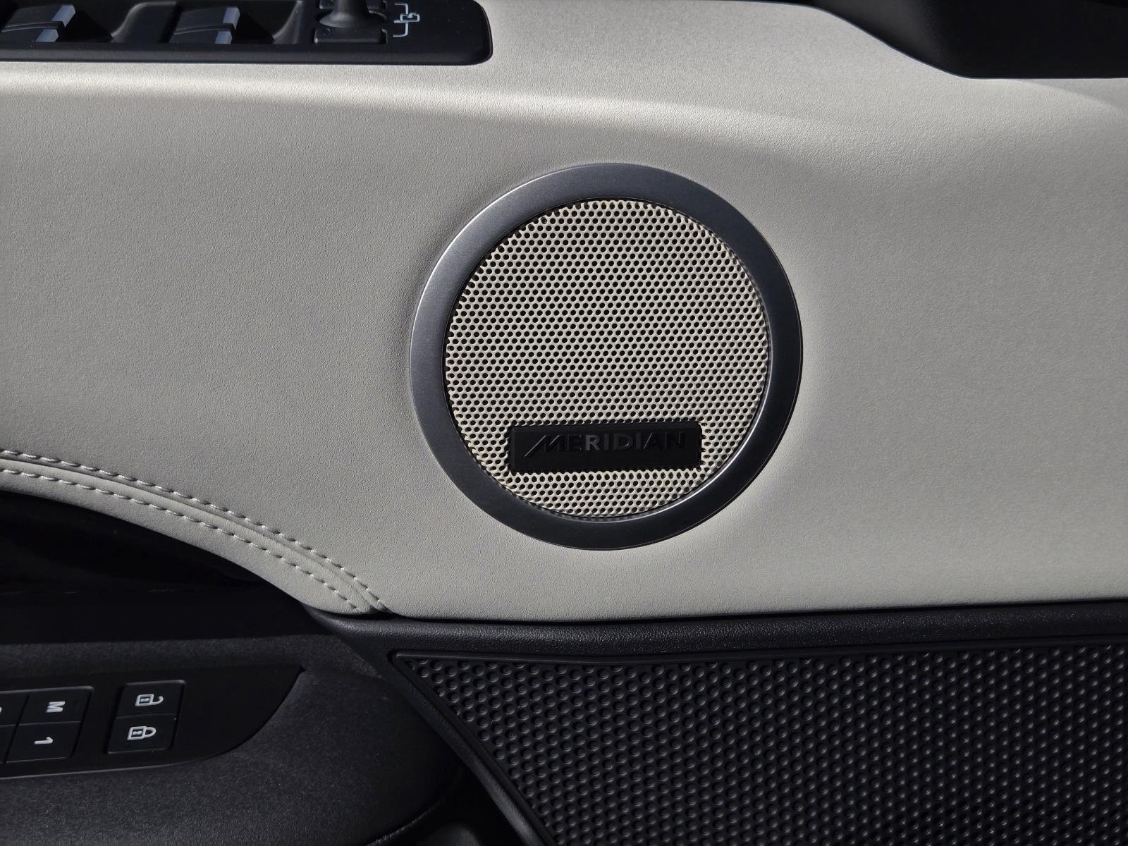 Used 2025 Fuji White Land Rover S image 35