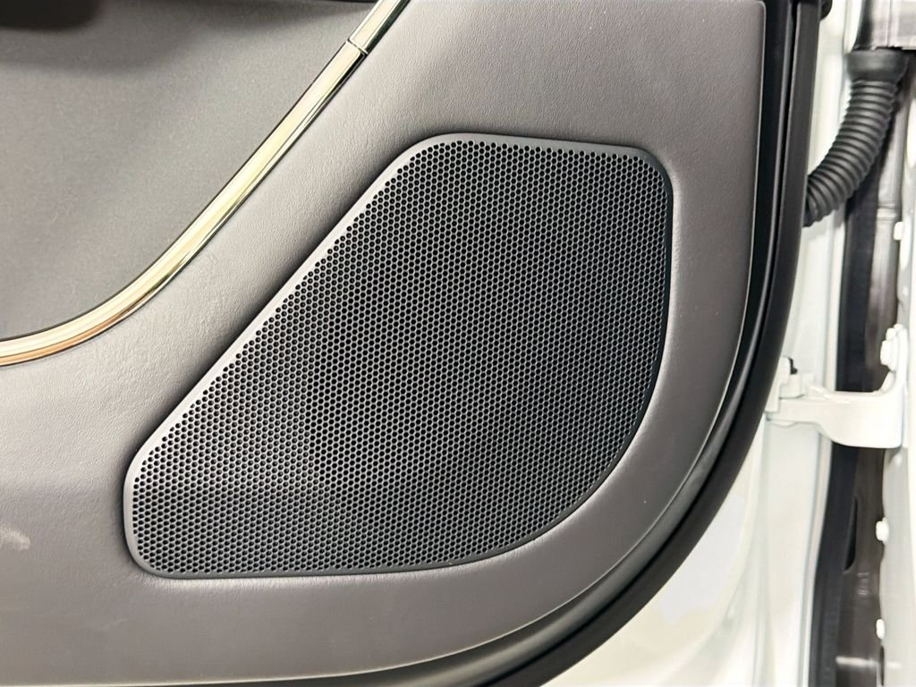 New 2026 Fuji White Land Rover Dynamic SE image 19