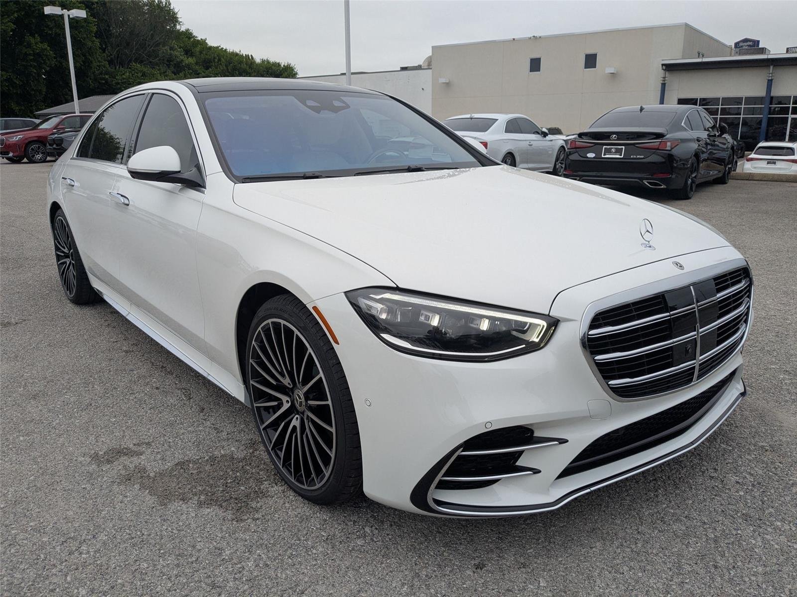 Used 2024 MANUFAKTUR Moonlight White Metallic Mercedes-Benz S 580 image 3