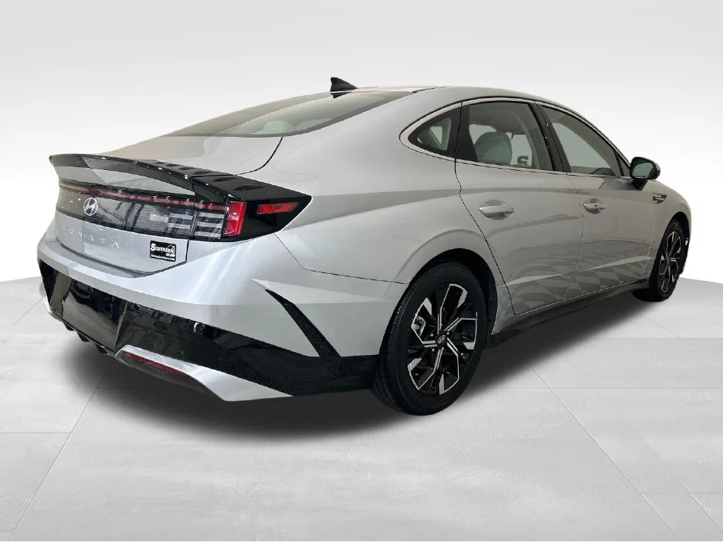 Used 2025 Silver Hyundai SEL image 5