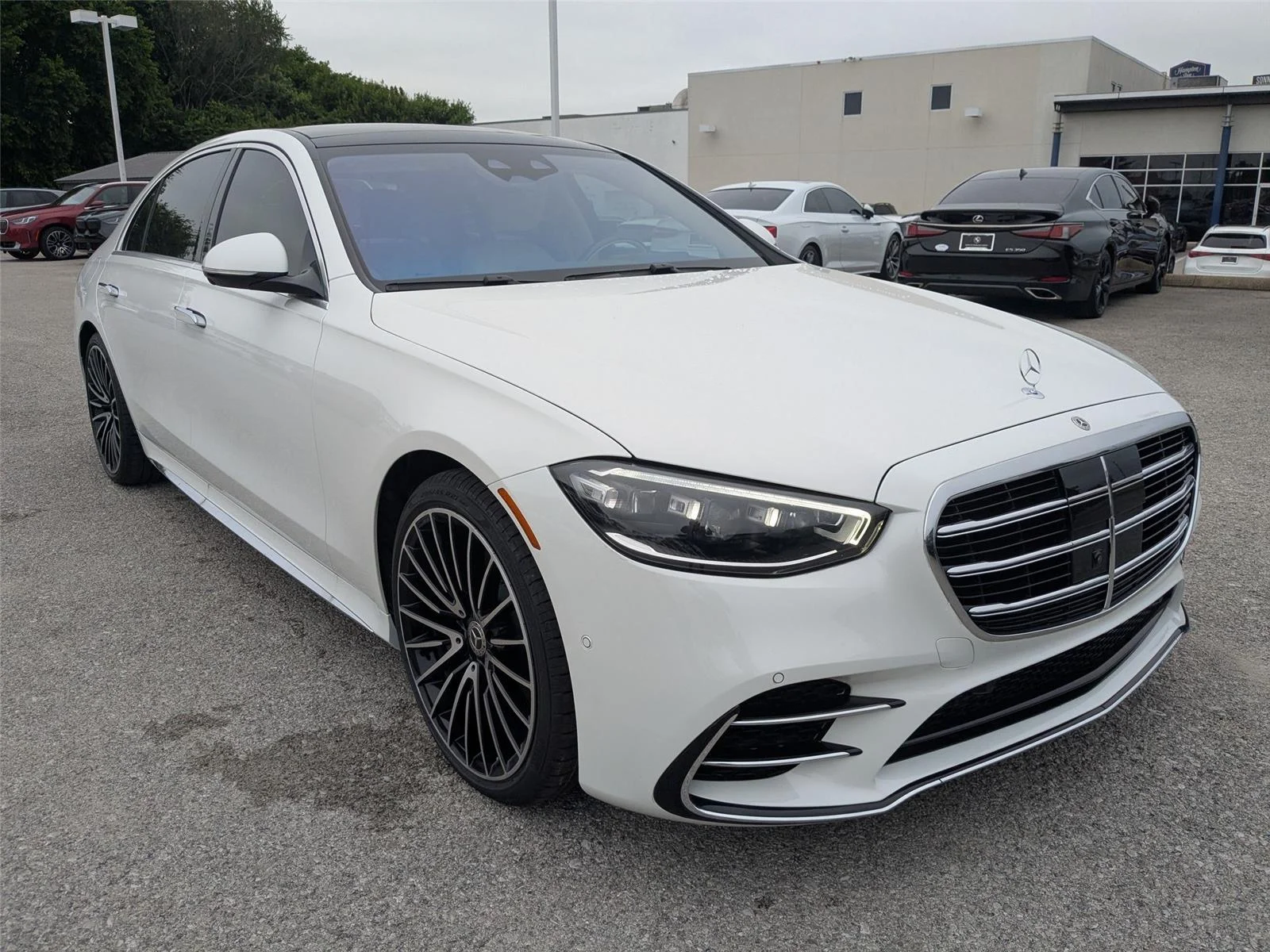 Used 2024 MANUFAKTUR Moonlight White Metallic Mercedes-Benz S 580 image 3