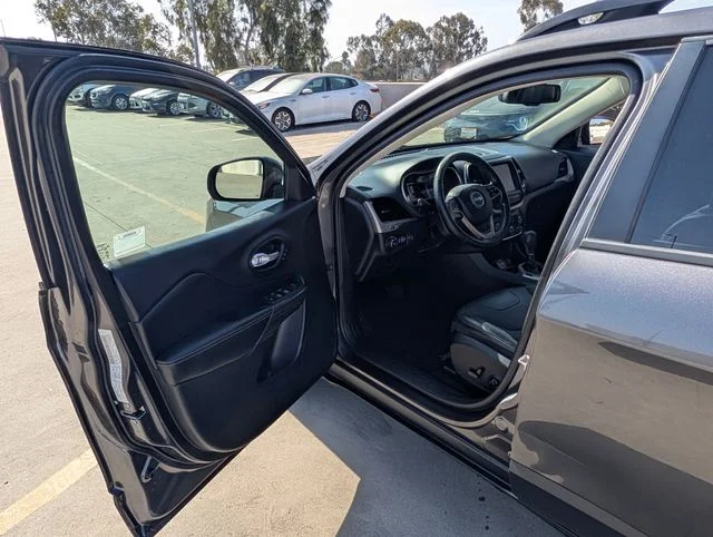 Used 2016 Gray Jeep Limited image 34