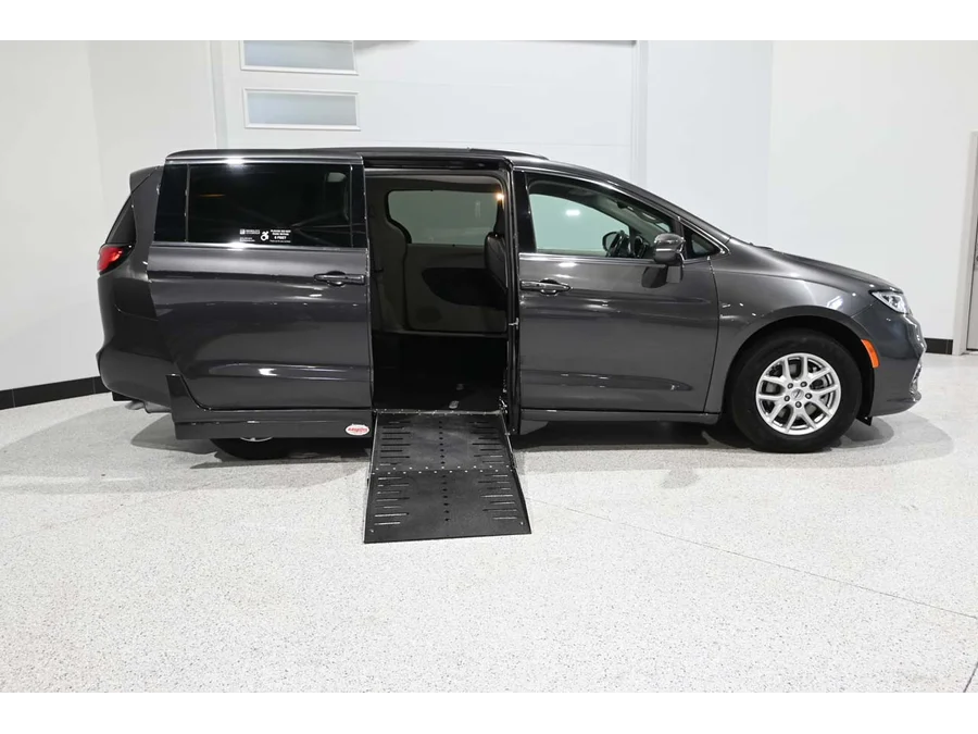 Used 2022 GRAY Chrysler Touring L Mobility Handicap Van image 17