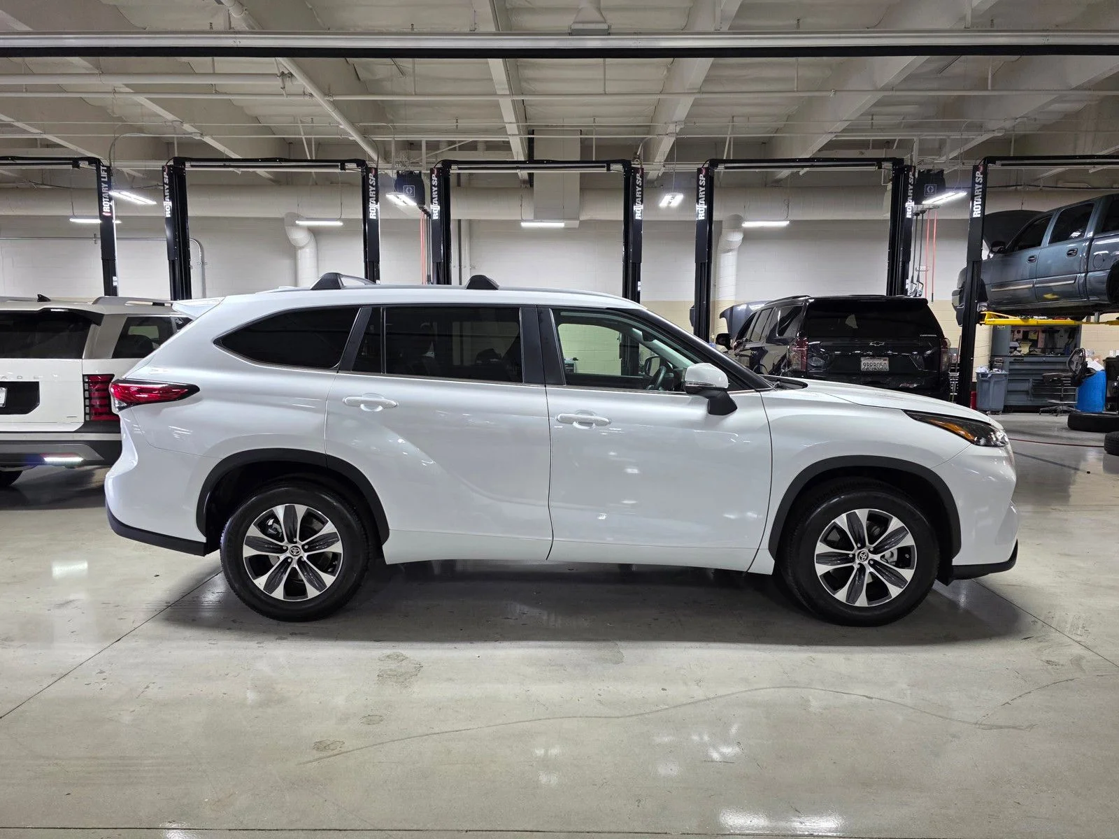 Used 2023 Wind Chill Pearl Toyota XLE image 8