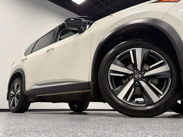Used 2021 White Nissan Platinum image 2
