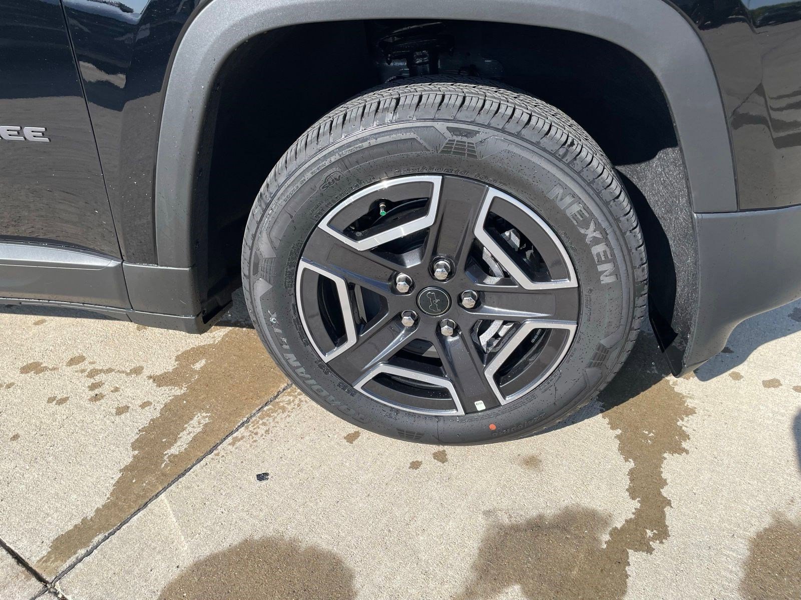 New 2026 Diamond Black Crystal Pearlcoat Jeep Laredo image 9