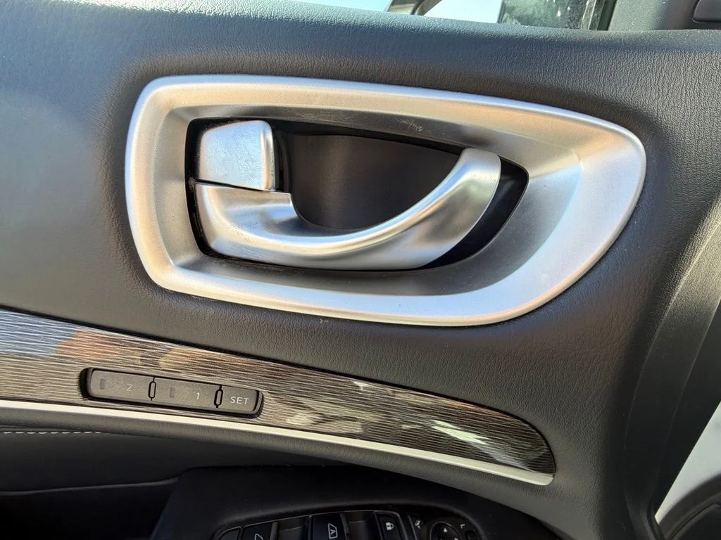 Used 2019 White INFINITI LUXE image 17