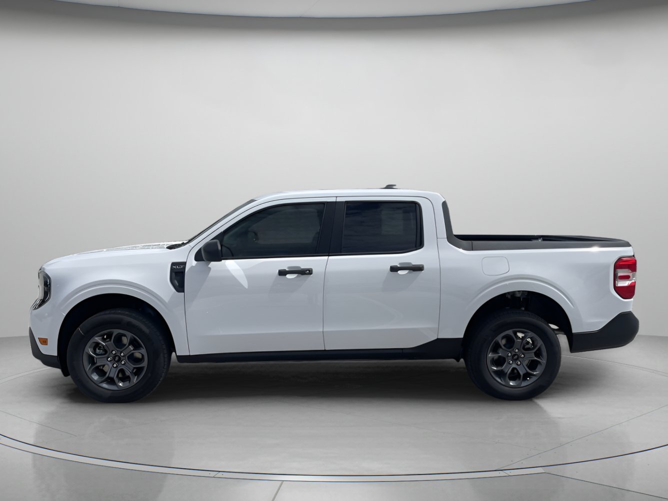 New 2026 Oxford White Ford XLT image 5