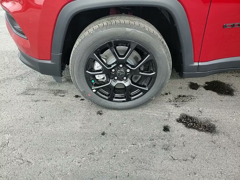 New 2026 Red Hot Pearl-Coat Exterior Paint Jeep Latitude image 9