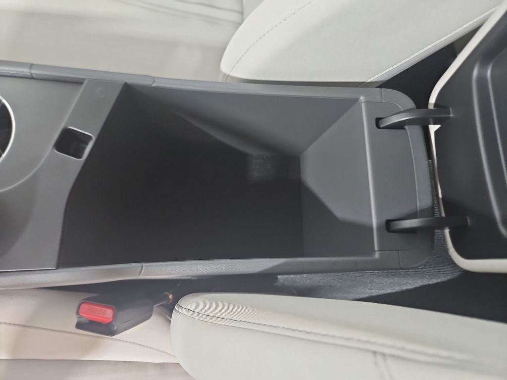 Used 2025 White Hyundai SEL image 26