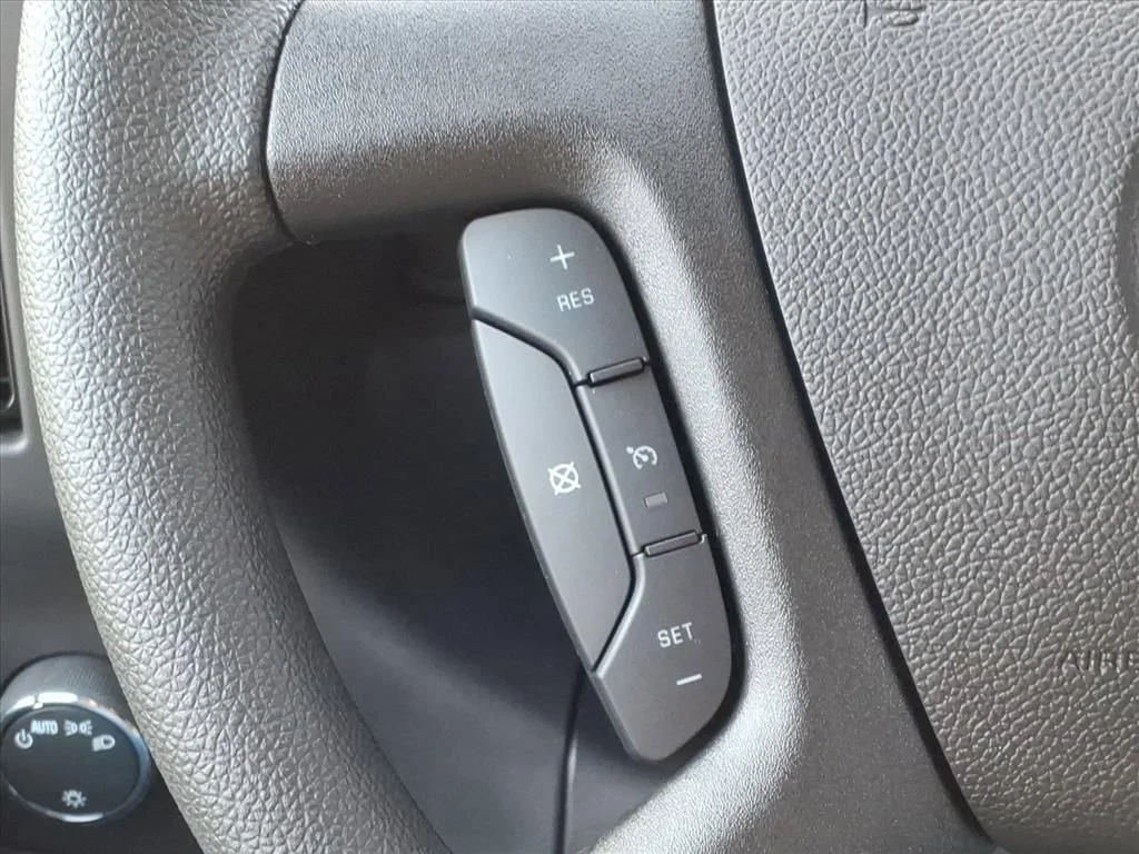 New 2025 Summit White Chevrolet 1WT image 22
