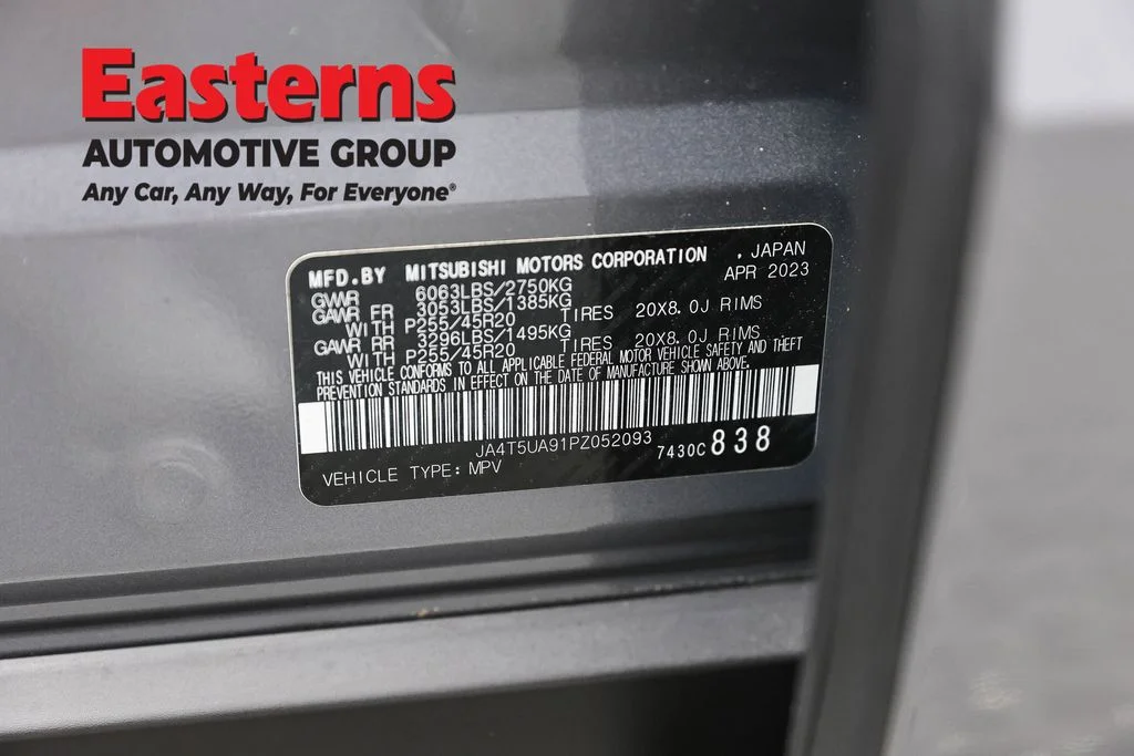 Used 2023 Silver Mitsubishi SE image 35